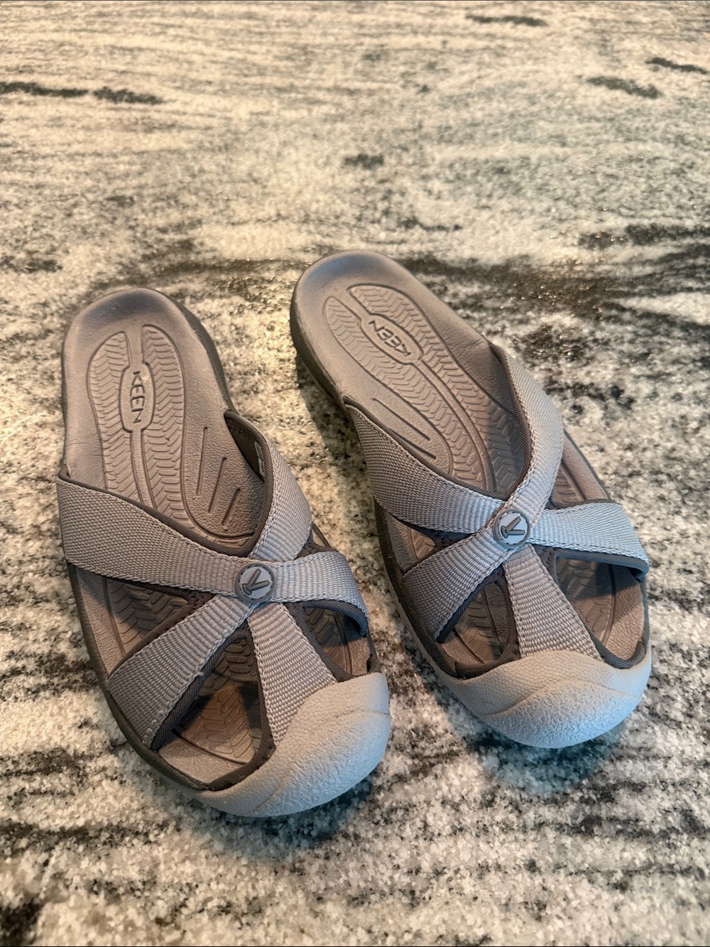 KEEN Women’s Light Gray Strappy Slide Sandals Size 8 NWOT